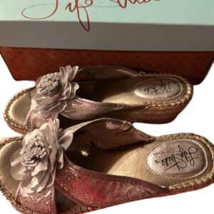 Life Stride silver Wedge Sandals with flower- size 7 - 20% discount off 2 items!